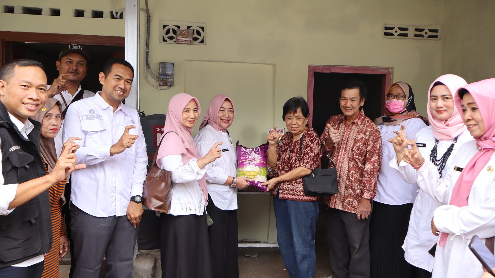 Pemkot Cirebon Salurkan Bantuan bagi Korban Rumah Ambruk di RW 08 Kanoman Selatan