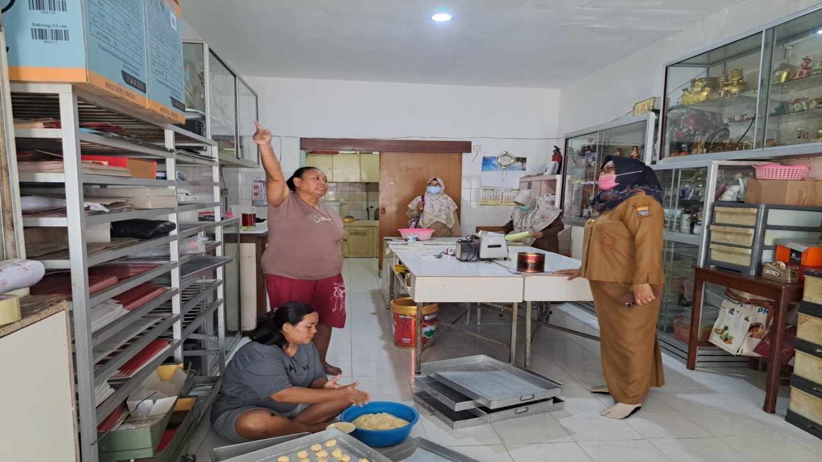 Lurah Pekalipan Kunjungi Rumah Produksi Kue Bagelan Lili di RW 03 Petratean Barat