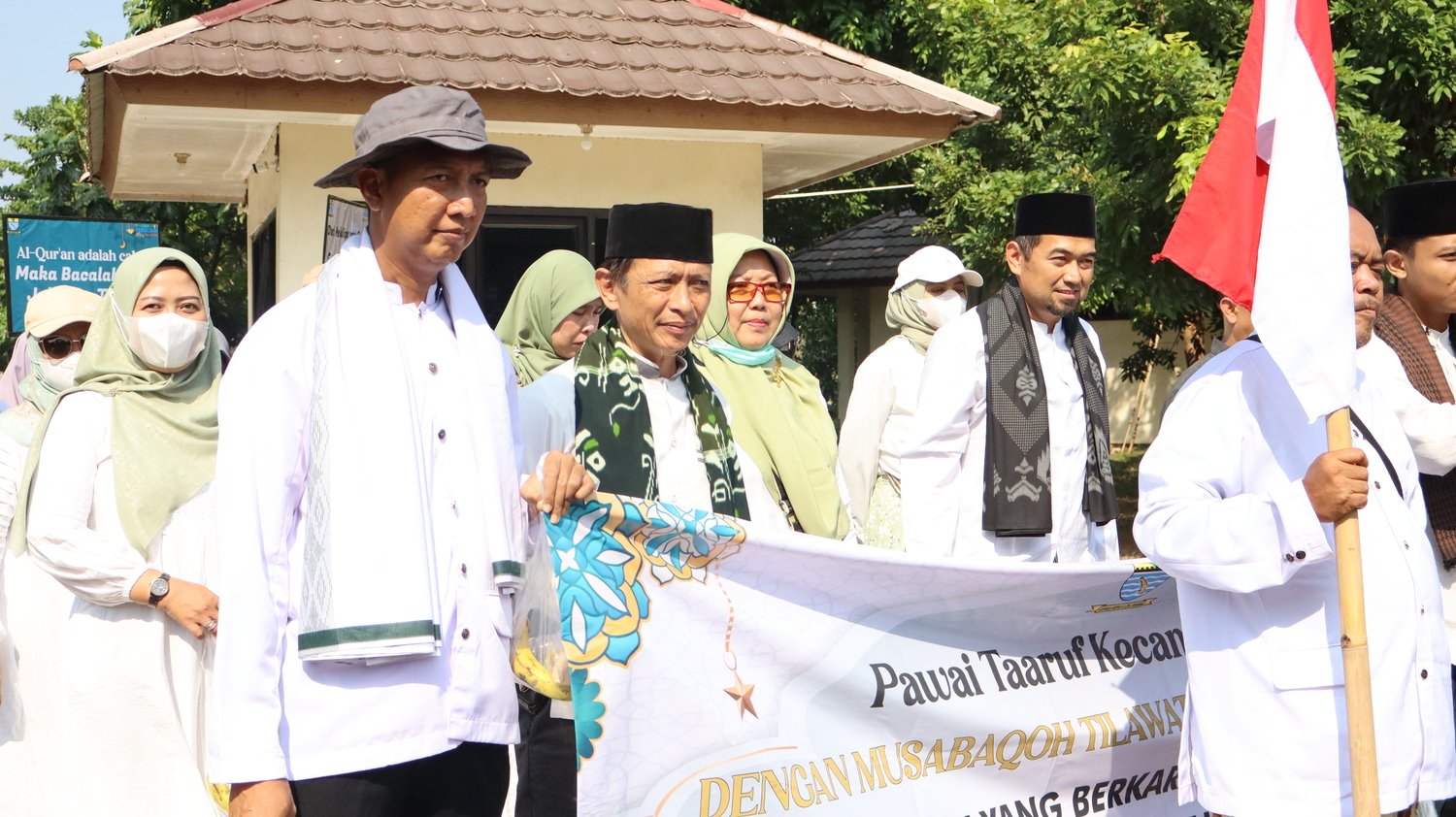 Kafilah Kecamatan Pekalipan Ikut Ramaikan Pawai Taaruf Menyambut MTQ Kota Cirebon 2025