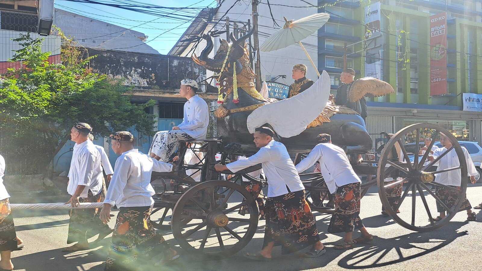 Ikon Sejarah Cirebon, Kereta Paksinagaliman Tampil di Festival Kepatihan 2025
